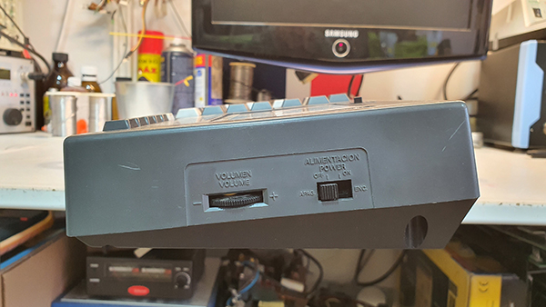 Commodore Szerviz és Restaurátor | Amstrad/Schneider CPC első lépések, Schneider CPC 464 belső hangerőszabályzó és bekapcsoló gomb
