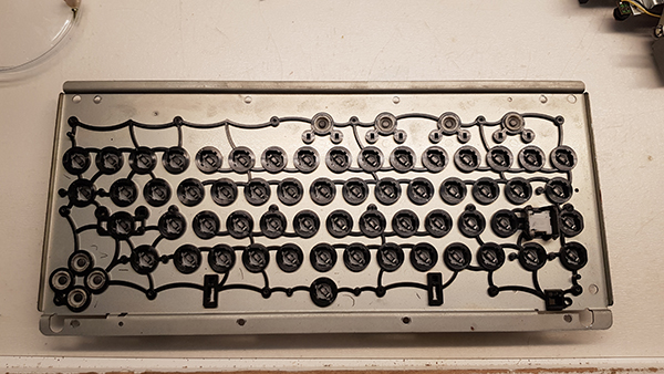 Commodore Szerviz és Restaurátor | Billentyűzet caeruzás grafitozása !?