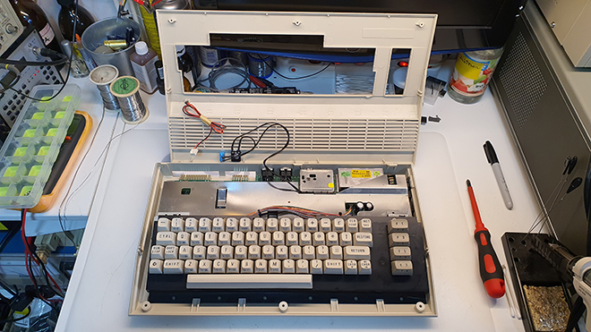 Commodore Szerviz és Restaurátor | MOD: Commodore 64 RESET beépítése