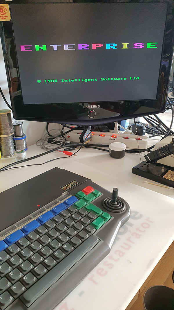 Enterprise első lépések | Enterprise 128k induló képernyő (DE billentyűzet)