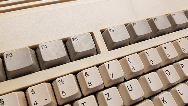 Commodore Szerviz és Restaurátor | RetrObright !?